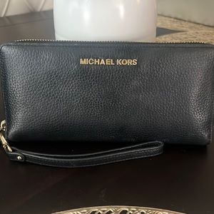 Micheal Kors zippy wallet